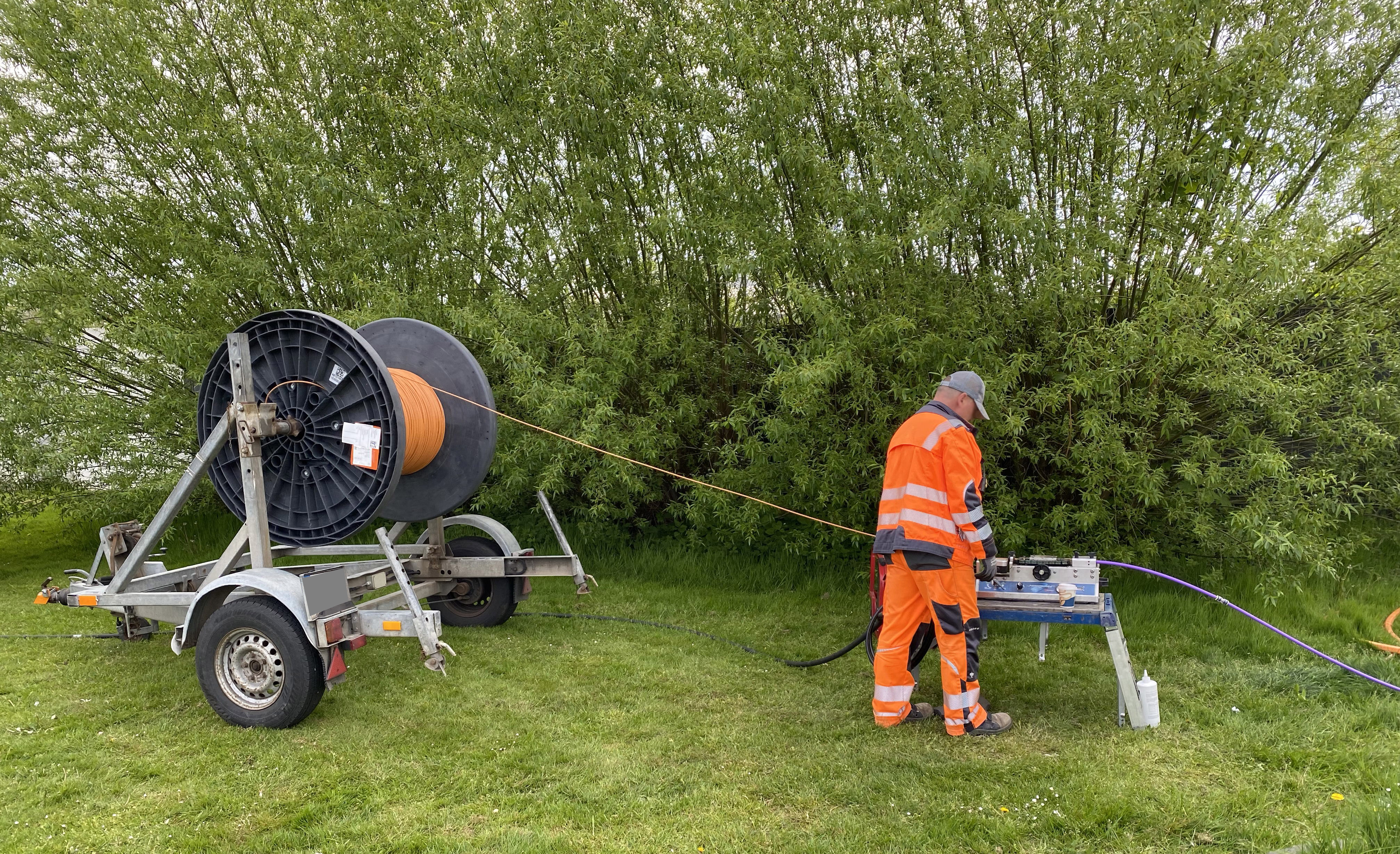 Hydraulic fibre optic cable blowing machine in operation